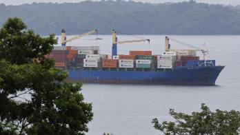 Fotografía que muestra un buque de carga esperando entrar por las esclusas de Agua Clara este martes, en el Canal de Panamá en Colón (Panamá). EFE/Bienvenido Velasco