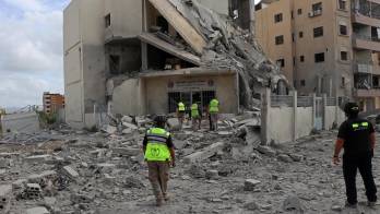 Los equipos de primera intervención inspeccionan los daños en el lugar de un ataque aéreo israelí contra la sede de una ONG local, en la ciudad costera de Tiro, al sur del país, el 15 de mayo de 2026.