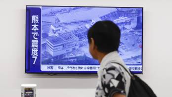 Un viajero observa las noticias sobre un terremoto de magnitud 7,1 que sacudió la prefectura japonesa de Kumamoto, en la Terminal 1 del Aeropuerto de Haneda. EFE/EPA/RODRIGO REYES MARIN