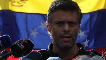 Leopoldo López salió de Venezuela y viajará a España, según su padre
