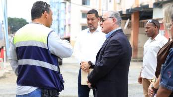 Durante la inspección, Anel Flores mostró su preocupación por el atraso de la obra en El Chorrillo.