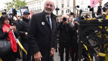 Un tribunal estudia el recurso de EE.UU. sobre la extradición de Assange