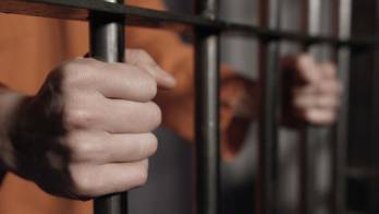 Dos sujetos enfrentarán cargos por violencia de género y lesiones.