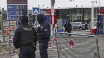 Estación de servicio en Trappes, al suroeste de París, donde el hombre abrió fuego.