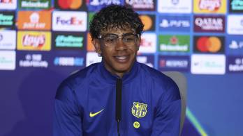 El delantero del Barcelona Lamine Yamal durante la rueda de prensa ofrecida este lunes en el estadio Metropolitano, en la víspera del partido de vuelta de cuartos de final de la Liga de Campeones que disputan hoy ante el Atlético de Madrid.