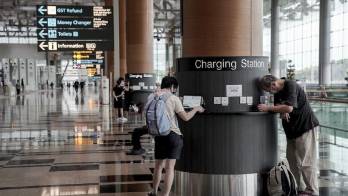 Evite utilizar estaciones de carga gratuitas en aeropuertos, hoteles o centros comerciales.