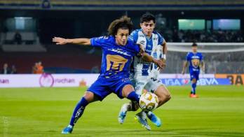 Adalberto Carrasquilla (i) volvió a demostrar liderazgo en el mediocampo auriazul y mantiene vivo el sueño de Pumas de conquistar su octava estrella.