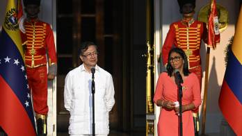 Gustavo Petro y Delcy Rodríguez durante su encuentro en Caracas, donde acordaron acciones conjuntas contra el crimen fronterizo.