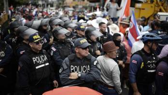 Personas participan en una manifestación contra las políticas del Gobierno de Rodrigo Chaves, este martes, en San José (Costa Rica).