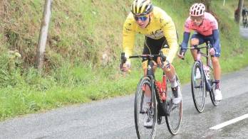 Tadej Pogacar (de amarillo) el seguido por el colombiano Rigoberto Urán.