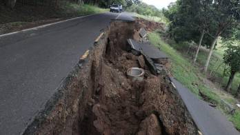 El sismo del 9 de octubre dejó daños en puentes y vías del país.