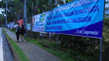 Cerca del campus universitario, repleto de proganda política.