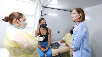 En la Clínica sobre ruedas se realizan mamografías, colocación de implantes anticonceptivos, entre otros servicios.