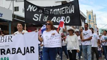 Personas marchan este 14 de noviembre de 2023 para pedir una solución a la crisis por el contrato a una filial de la minera canadiense First Quantum Minerals, en David (Panamá).