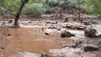Fotografía cedida por el Servicio de Parques Nacionales de EE.UU. que muestra los restos de los pilares de un puente de piedra destruido debido a una crecida repentina del arroyo Bright Angel en Arizona (EE.UU.).