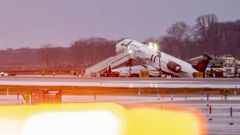 El incidente se produjo cuando el vuelo 8646 de Air Canada Express, un CRJ-900 procedente de Montreal con 76 personas a bordo, colisionó con un vehículo de bomberos de la Autoridad Portuaria tras aterrizar en la pista 4. EFE/ Angel Colmenares