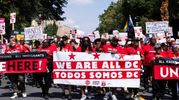 Cientos de manifestantes marcharon en contra del despliegue de fuerzas federales en la capital.