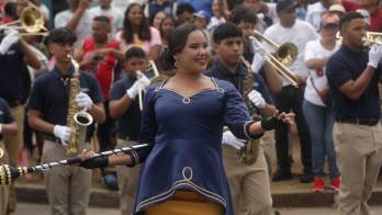 Cientos de ciudadanos disfrutaron del desfile en Vacamonte.