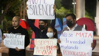 Miembros de la prensa protestan en febrero de 2022 frente al Palacio Municipal para rechazar la violencia en contra de sus colegas, en Cancún, estado de Quintana Roo (México).