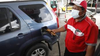 Precios del combustible bajarán desde este viernes