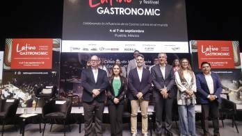 El director general del Forum Gastronomic Girona, Albert Labastida (c i) y el presidente municipal del Puebla, José Chedraui Budib (c d), posan durante la presentación del primer Congreso y Festival Internacional de Gastronomía Latina, 'Latino Gastronomic' en Puebla (México).