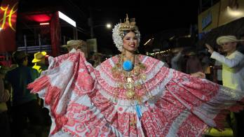 La reina del Festival Nacional de la Mejorana, Lourdes Esquivel Cedeño, baila este viernes en Guararé (Panamá).