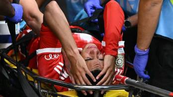 El mediocampista alemán del Bayern Múnich, Jamal Musiala, tuvo que retirarse en camilla tras un choque con el arquero del PSG, Gianluigi Donnarumma.