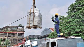 Trasladan 70 toneladas de materiales hacia Río Veraguas para construir seis nuevas viviendas para familias afectadas.