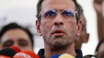 El candidato opositor Henrique Capriles habla con medios tras reunirse con representantes de la Comisión Nacional de Primarias, este 27 de abril de 2023.