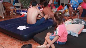 Con pocas pertenencias y preocupados por las condiciones de sus hogares, niños y adultos se instalaron en las instalaciones del centro educativo educativo.
