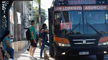 Personas se suben a un autobús de servicio público este sábado en Asunción (Paraguay).