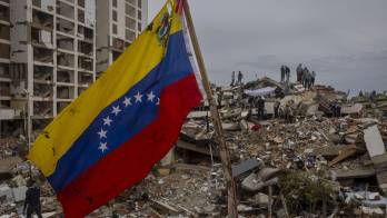 Voluntarios y rescatistas realizan labores de búsqueda en una zona un afectada por el doble terremoto del 24 de junio, en Caraballeda, La Guaira.
