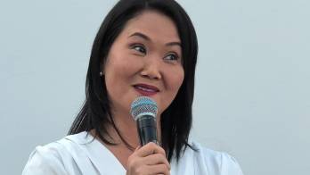 La lideresa del partido fujimorista Fuerza Popular, Keiko Fujimori, habla en una rueda de prensa este lunes, en Lima (Perú).