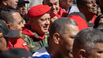 El titular de Interior de Venezuela, Diosdado Cabello (c).