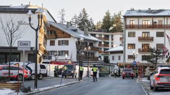 Agentes de policía se encuentran cerca del lugar donde se produjo un incendio en el bar y salón Le Constellation tras una explosión en las primeras horas de la Nochevieja, en Crans-Montana, Suiza.