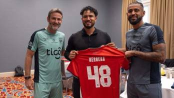 Iván Herrera compartió con los jugadores de la Selección de Panamá durante la concentración en San Luis y recibió una camiseta autografiada por el plantel.