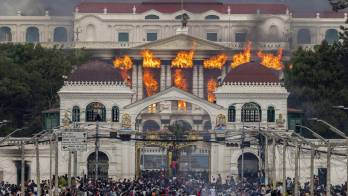 Nepal | Manifestantes queman el Parlamento mientras se intensifica violencia en protestas