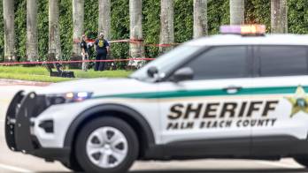 Fotografía de archivo de agentes en el Club Trump International Golf en West Palm Beach, Florida.