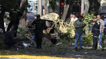 Un carro bomba explotó en las inmediaciones de la Escuela Militar de Aviación Marco Fidel Suárez, en Cali, y un helicóptero de la Policía fuera derribado en el municipio antioqueño de Amalfi, hechos que dejaron al menos trece muertos y más de veinte heridos.