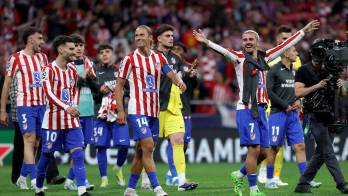 Jugadores del Atlético de Madrid celebran su clasificación a semifinales de la Champions League en el estadio Metropolitano tras un partido de alta tensión ante el Barcelona.