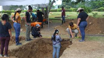 Estudiantes de antropología apoyan exhumaciones de víctimas de la invasión en Jardín de Paz