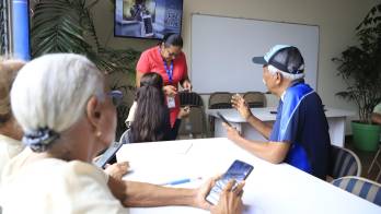 ¡No se dejan! Abuelitos se suben a la onda de la tecnología