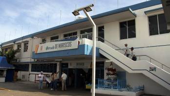 Decenas de personas llegaron al Mercado de Mariscos desde la madrugada para recibir bolsas de mariscos que un comerciante decidió regalar como forma de protesta.