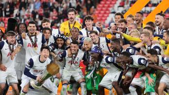 Los jugadores del Tottenham celebran el título de la Europa League.