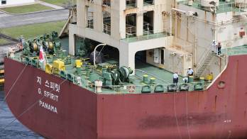 Fotografía que muestra el buque que pagó el récord de 5,3 millones de dólares en una subasta para cruzar el Canal de Panamá, este martes en las esclusas de Agua Clara del Canal de Panamá, en Colón (Panamá). EFE/ Bienvenido Velasco