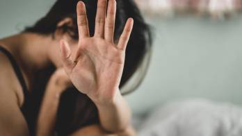 La lesión de mayor consideración la sufrió en el ojo derecho. La agresora está detrás de las rejas.