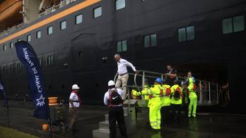 El administrador del Canal de Panamá, Ricaurte Vásquez (c), llega al centro de visitantes de Agua Clara en el Canal de Panamá este lunes, en Colón (Panamá).