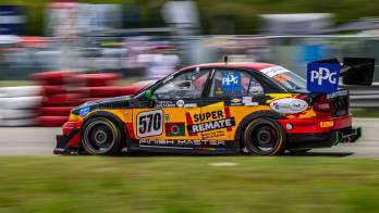 El piloto chiricano intensifica los preparativos finales de su estelar auto Mitsubishi Evolution.