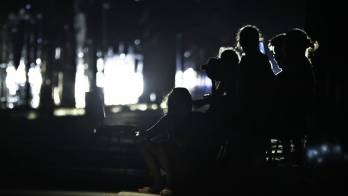 Personas esperan en una calle sin luz este sábado, en La Habana (Cuba).