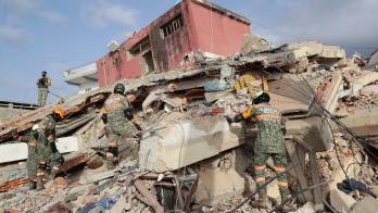 Rescatistas del Ejercito de México trabajan en un edificio afectado por un terremoto este viernes, en La Guaira (Venezuela).